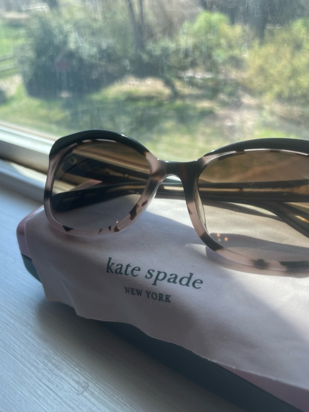 kate spade Tortoiseshell Sunglasses with Pink Case - Picture 7 of 14